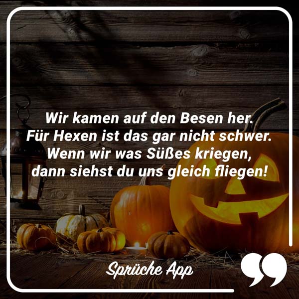 Ausgeschnitzte Kürbisse mit Reim "Wir kamen auf dem Besen her, für uns Hexen ist das gar nicht schwer. Wenn wir was Süßes kriegen, dann siehst du uns gleich fliegen!"