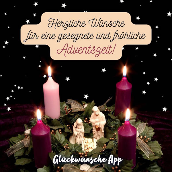 Adventskranz mit vier leuchtenden Kerzen und Spruch "Herzliche Wünsche für eine gesegnete und fröhliche Adventszeit!"