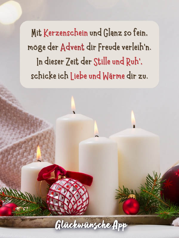 Vier weiße Adventskerzen mit Gedicht : "Mit Kerzenschein und Glanz so fein,  möge der Advent dir Freude verleih'n.  In dieser Zeit der Stille und Ruh',  schicke ich Liebe und Wärme dir zu."