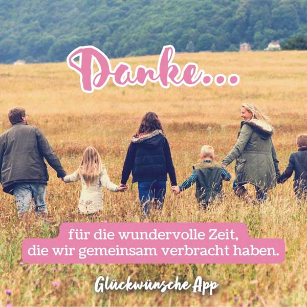 Familie und Freunde auf einem Feld, die sich die Hände halten mit dem Danke Spruch „Danke für die wundervolle Zeit, die wir gemeinsam verbracht haben."