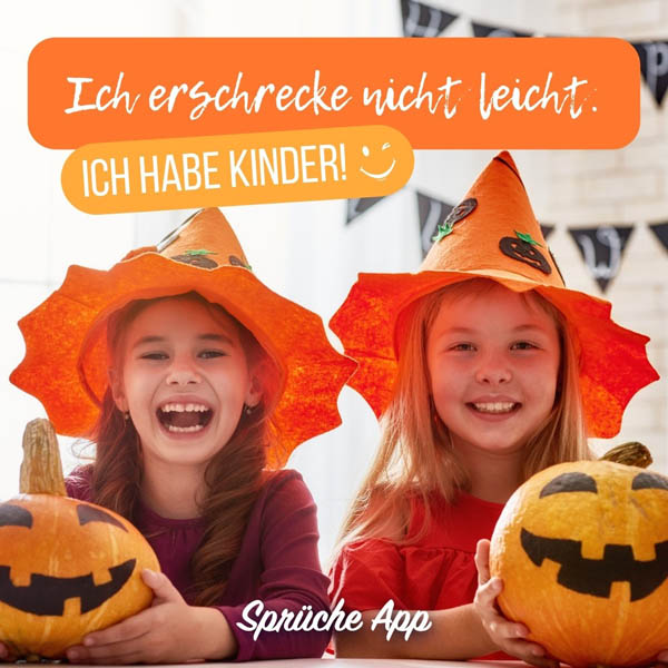 Zwei kleine Mädchen im Halloweenkostüm mit Spruch "Ich erschrecke nicht leicht. Ich habe Kinder."