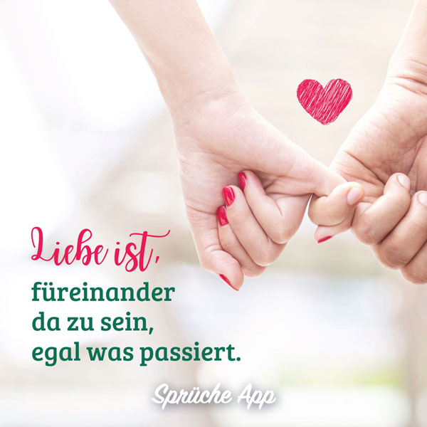 Paar, das sich die Hand hält mit Liebesspruch „Liebe ist, füreinander da zu sein, egal was passiert."