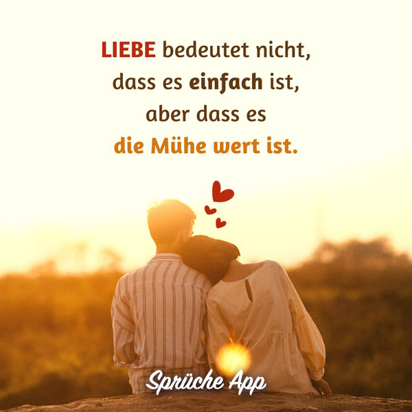 Paar, das im Sonnenuntergang aneinander lehnt mit Liebesspruch „Liebe bedeutet nicht, dass es einfach ist, aber dass es die Mühe wert ist."