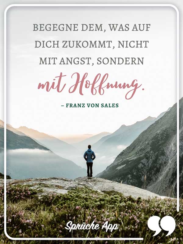 Mann, der auf einem Berg steht und auf Gebirge blickt mit Zitat "Begegne dem, was auf dich zukommt, nicht mit Angst, sondern mit Hoffnung." – Franz von Sales