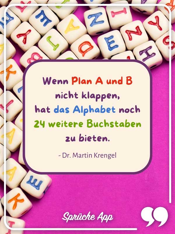 Viele kleine Würfel mit Buchstaben und Motivationsspruch "Wenn Plan A und B nicht klappen, hat das Alphabet noch 24 weitere Buchstaben zu bieten." – Dr. Martin Krengel