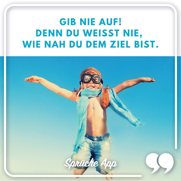 Junge der die Arme als Flügel ausbreitet mit Motivationsspruch "Gib nie auf! Denn du weißt nie, wie nah du dem Ziel bist."