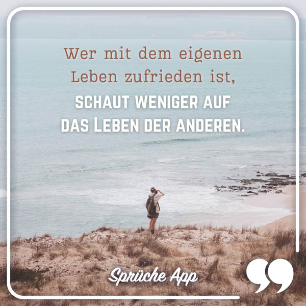 Mann schaut aufs Meer mit Spruch: "Wer mit dem eigenen Leben zufrieden ist, schaut weniger auf das Leben der anderen."