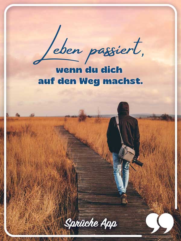 Mann geht über einen Holzsteg mit Spruch: "Leben passiert, wenn du dich auf den Weg machst."