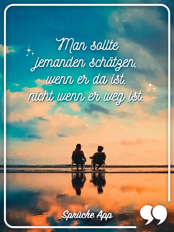 Paar am Strand sitzend mit Spruch zum Nachdenken "Man sollte jemanden schätzen, wenn er da ist, nicht wenn er weg ist."