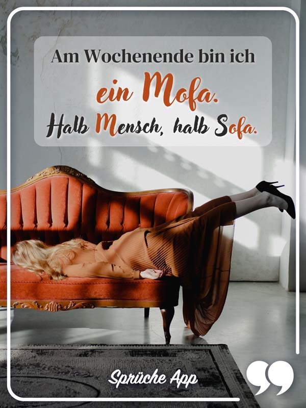 Frau die auf dem Sofa liegt mit dem Spruch: Am Wochenende bin ich ein Mofa. Halb Mensch, halb Sofa.