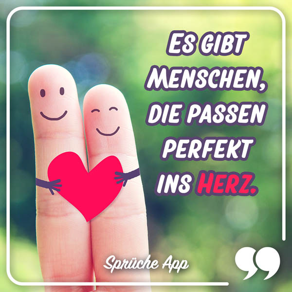 Zwei Finger mit Gesichtern und einem Herz mit dem Liebesspruch „Es gibt Menschen, die passen perfekt ins Herz."