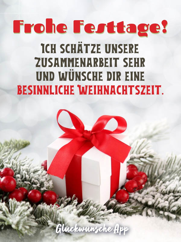 Weihnachtsgeschenk auf Tannenzweigen mit Wunsch "Frohe Festtage! Ich schätze unsere Zusammenarbeit sehr und wünsche dir eine besinnliche Weihnachtszeit."