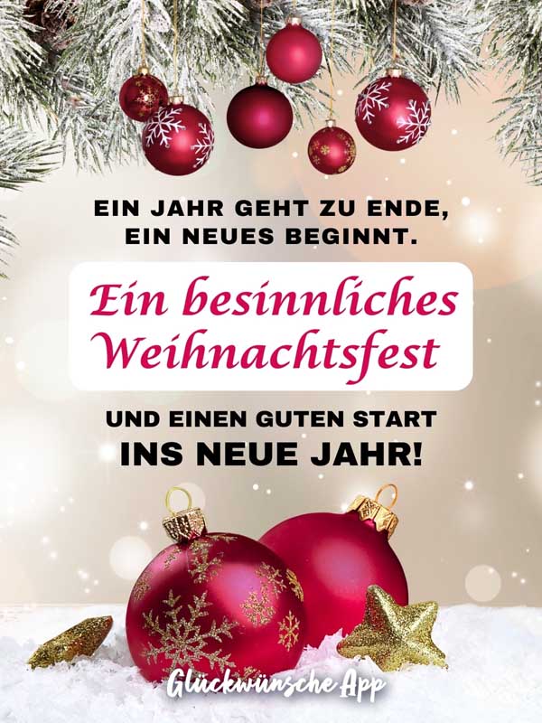 Weihnachtlicher Hintergrund mit Weihnachtskugeln und Wunsch "Ein Jahr geht zu Ende, ein neues beginnt. Ein besinnliches Weihnachtsfest und einen guten Start ins neue Jahr!"