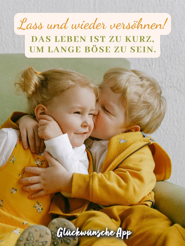 Zwei Kinder die sich umarmen und tut mir leid Spruch: „Lass und wieder versöhnen! Das Leben ist zu kurz, um lange böse zu sein."