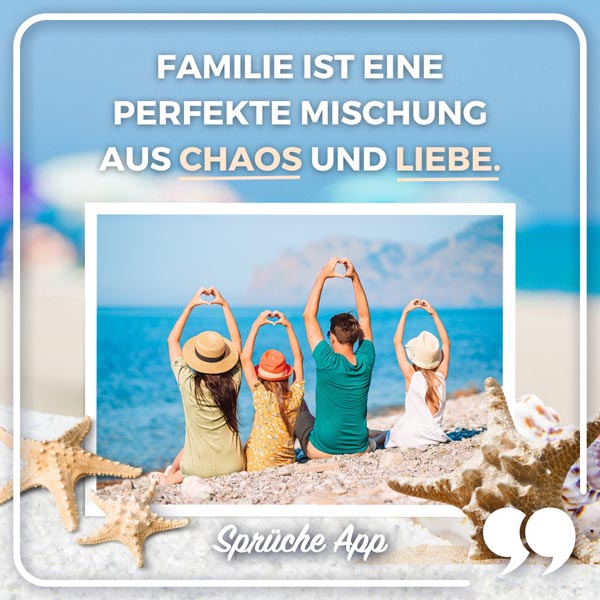 Familie am Strand mit Spruch: „Familie ist eine perfekte Mischung aus Chaos und Liebe."