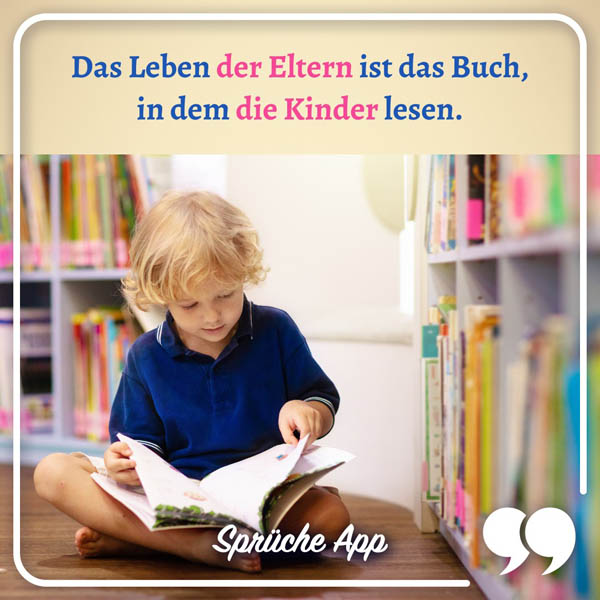 Kind, das aus einem Buch liest mit Spruch: „Das Leben der Eltern ist das Buch, in dem die Kinder lesen."