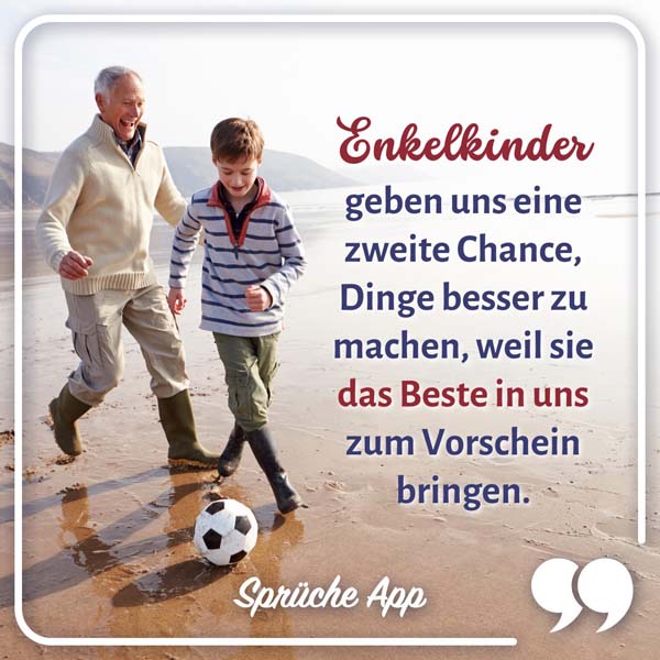Opa und Enkel die Fußball spielen und Familien Spruch: „Enkelkinder geben uns eine zweite Chance, Dinge besser zu machen, weil sie das Beste in uns zum Vorschein bringen."