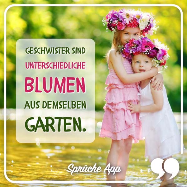 Kleine Mädchen, die sich umarmen mit Familien Spruch: „Geschwister sind unterschiedliche Blumen aus demselben Garten."