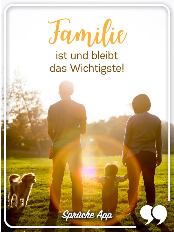 Familie mit Hund auf einer Wiese mit Spruch: „Familie ist und bleibt das Wichtigste!"