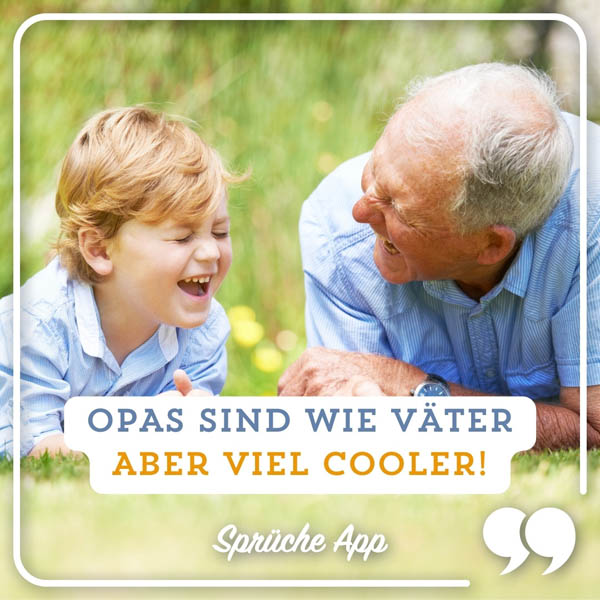 Opa mit Enkelsohn lachend mit Spruch: „Opas sind wie Väter, aber viel cooler!"