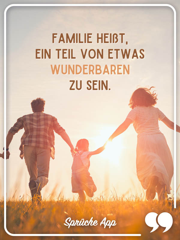 Familie, die sich an den Händen hält im Sonnenuntergang mit Familien Spruch: „Familie heißt, ein Teil von etwas Wunderbaren zu sein."