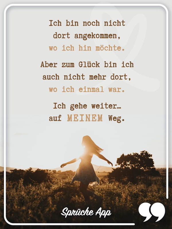 Frau, die im Sonnenuntergang auf einem Feld tanzt mit Spruch: „Ich bin noch nicht dort angekommen, wo ich hin möchte. Aber zum Glück bin ich auch nicht mehr dort, wo ich einmal war. Ich gehe weiter… auf meinem Weg."