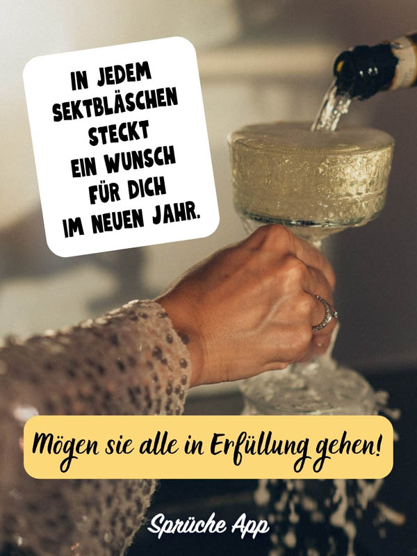 Sektglas wird eingeschenkt mit Silvester Spruch: „In jedem Sektbläschen steckt ein Wunsch für dich im neuen Jahr. Mögen sie alle in Erfüllung gehen!"