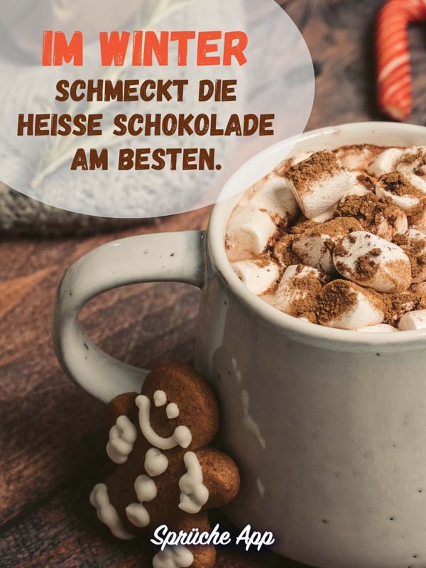 Heiße Schokolade in einer Tasse mit Spruch: „Im Winter schmeckt die heiße Schokolade am besten."