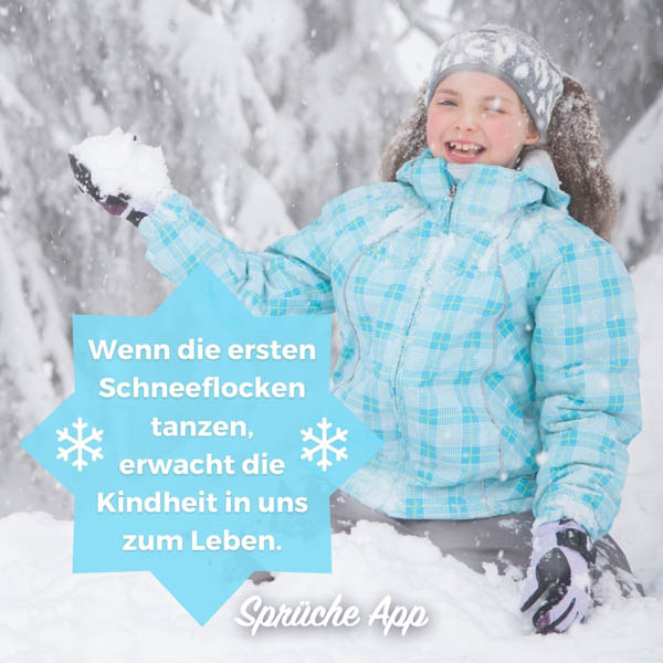 Mädchen, dass im Schnee spielt mit Spruch: „Wenn die ersten Schneeflocken tanzen, erwacht die Kindheit in uns zum Leben."