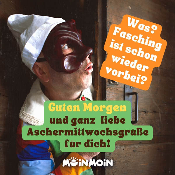 Verkleideter Mann mit Karneval Spruch: „Was? Fasching ist schon wieder vorbei? Guten Morgen und ganz liebe Aschermittwochsgrüße für dich!"