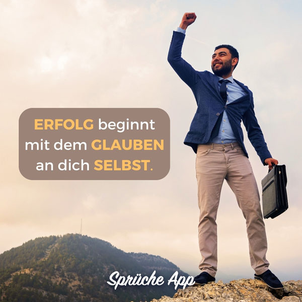 Mann im Anzug der auf einem Berg steht und die Hand zum Himmel streckt mit Erfolg Spruch: „Erfolg beginnt mit dem Glauben an dich selbst."