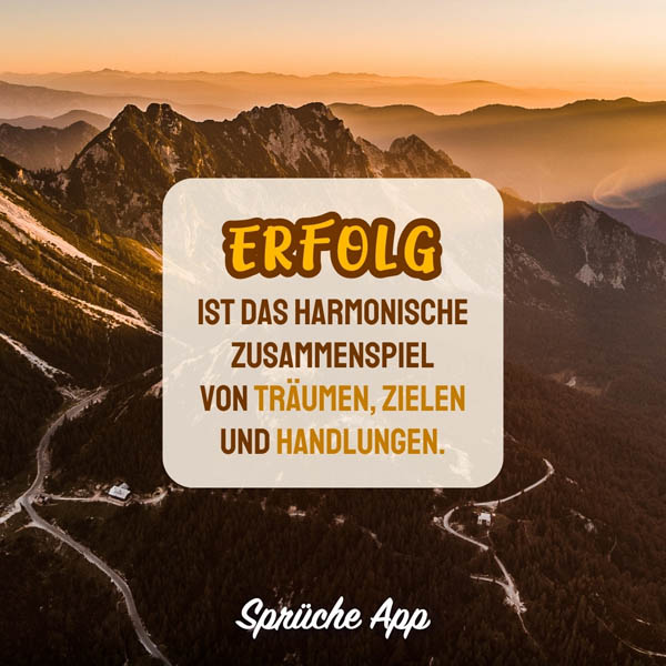 Berglandschaft mit Erfolg Spruch: „Erfolg ist das harmonische Zusammenspiel von Träumen, Zielen und Handlungen."