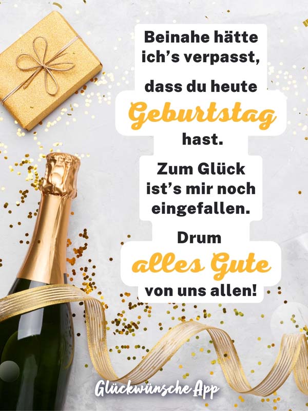 Sektflasche und Geschenk mit nachträglichem Geburtstagsgruß: „Beinahe hätte ich’s verpasst, dass du heute Geburtstag hast. Zum Glück ist’s mir noch eingefallen. Drum alles Gute von uns allen!"