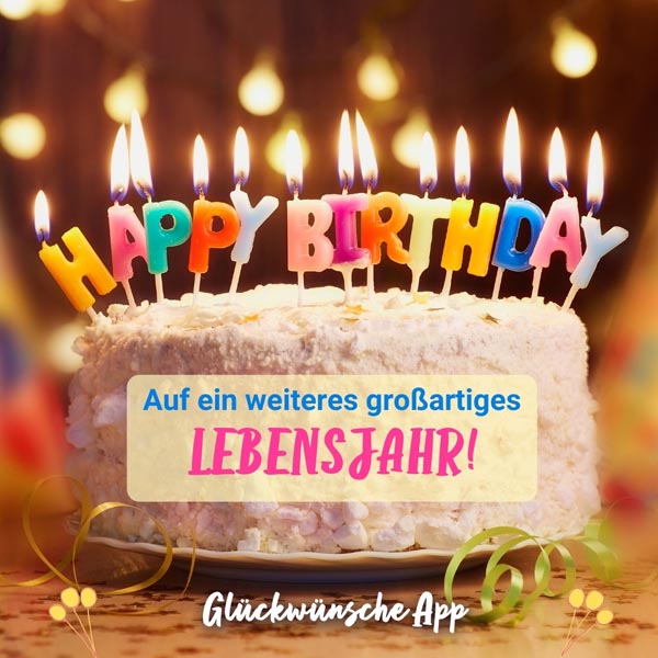 Geburtstagstorte mit Happy Birthday Kerzen und nachträglichem Geburtstagswunsch: „Auf ein weiteres großartiges Lebensjahr!"