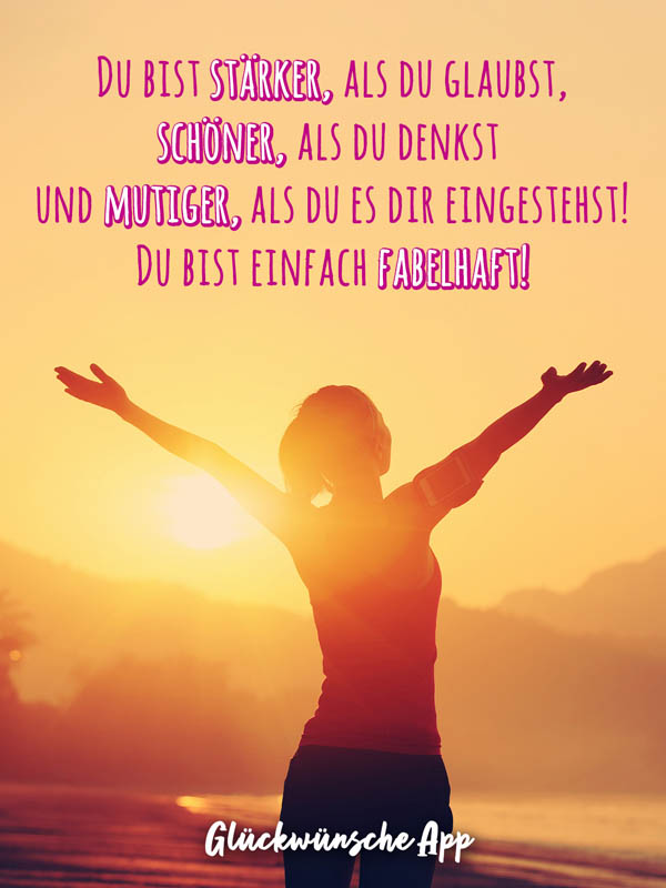 Frau, die die Hände in die Luft streckt im Sonnenuntergang mit Gruß: „Du bist stärker, als du glaubst, schöner, als du denkst und mutiger, als du es dir eingestehst! Du bist einfach fabelhaft!"