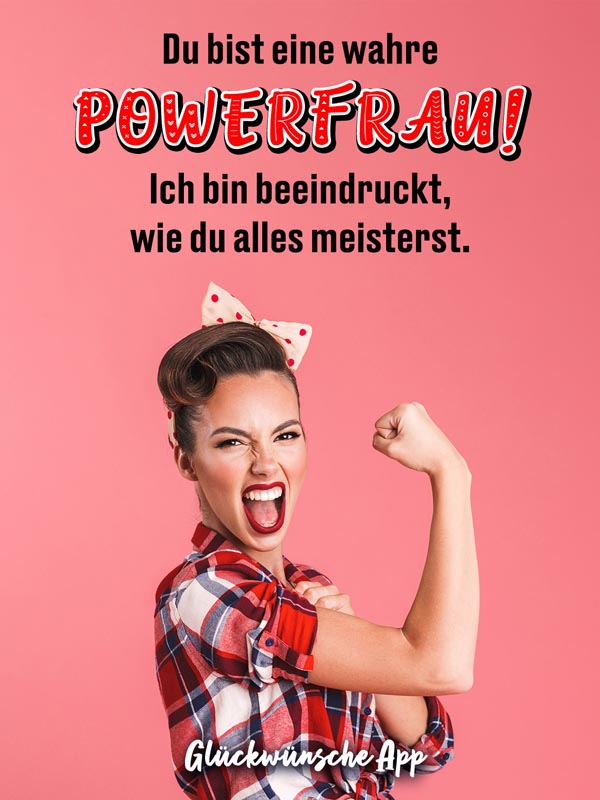 Frau, die ihre Muskeln zeigt mit Kompliment zum Weltfrauentag: „Du bist eine wahre Powerfrau! Ich bin beeindruckt, wie du alles meisterst."