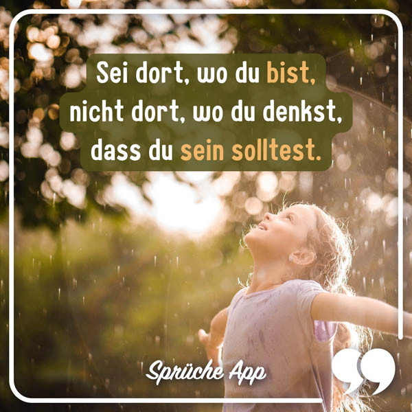 Kind, das draußen im Regen lächelt mi Spruch „Sei dort, wo du bist, nicht dort, wo du denkst, dass du sein solltest."