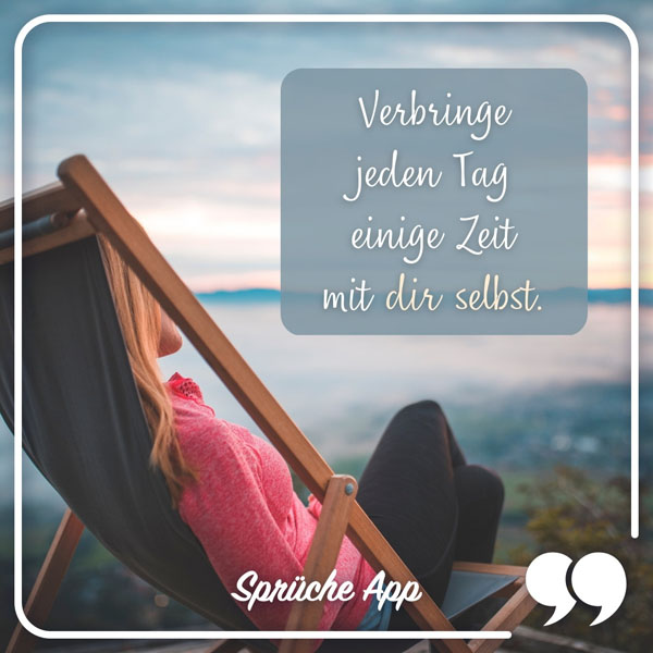 Frau, die auf einem Liegestuhl sitzt und einen Ausblick genießt mit Spruch: „Verbringe jeden Tag einige Zeit mit dir selbst."