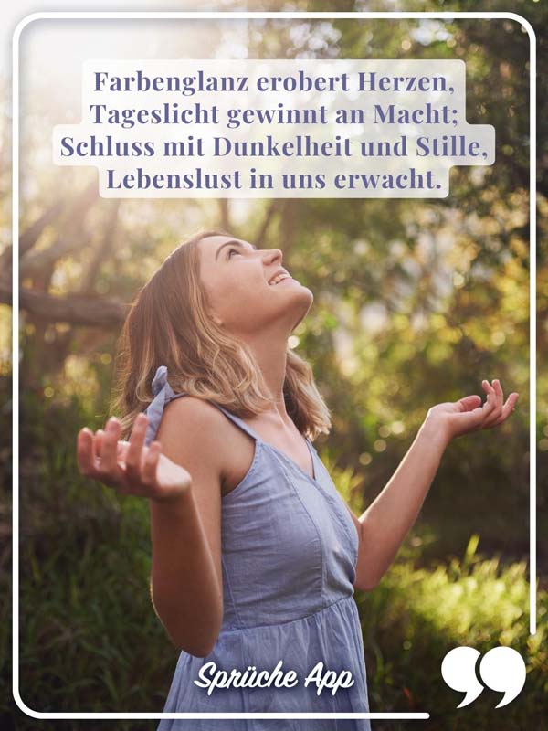 Frau, die auf einer Wiese steht und in den Himmel blickt mit Gedicht: Farbenglanz erobert Herzen, Tageslicht gewinnt an Macht; Schluss mit Dunkelheit und Stille, Lebenslust in uns erwacht.