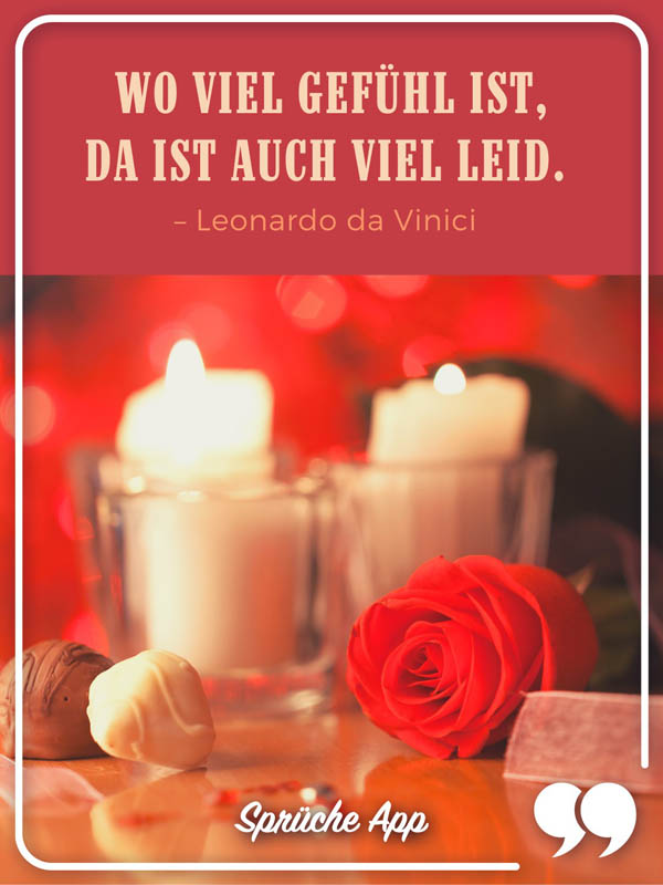 Zwei Kerzen und eine Rose mit Spruch: „Wo viel Gefühl ist, da ist auch viel Leid." – Leonardo da Vinici