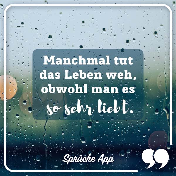 Regentropfen auf einer Glasscheibe mit Spruch: „Das Leben ist wie eine Melodie, manchmal traurig, aber immer schön."