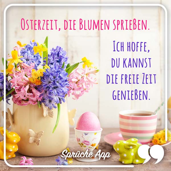 Blumenvase und ein Osterei mit Spruch: „Osterzeit, die Blumen sprießen. Ich hoffe, du kannst die freie Zeit genießen."