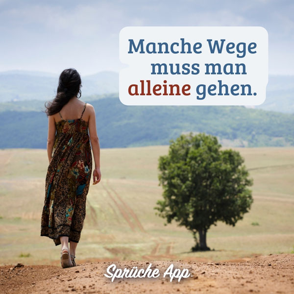 Frau, die auf einem Feld geht mit Spruch: „Manche Wege muss man alleine gehen.“