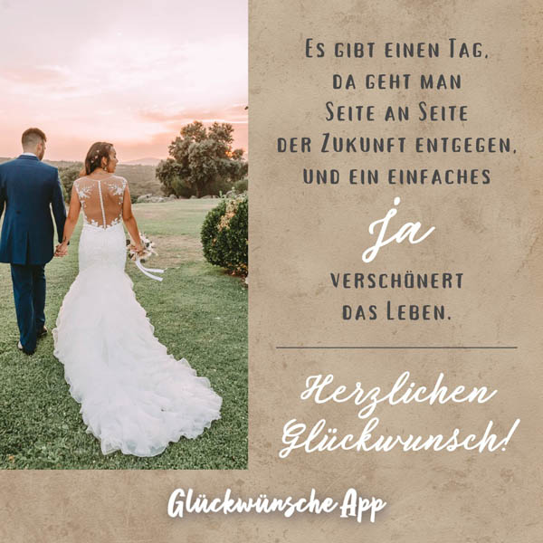 Hochzeitspaar von hinten auf einer Wiese im Sonnenuntergang und Wünschen: „Es gibt einen Tag, da geht man Seite an Seite der Zukunft entgegen, und ein einfaches Ja verschönert das Leben. Herzlichen Glückwunsch!"