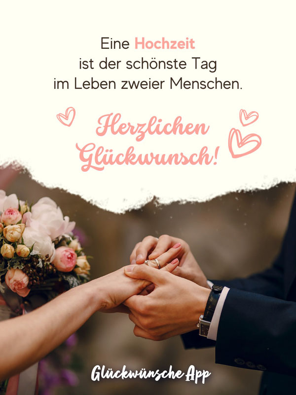 Mann, der Frau bei der Hochzeit einen Ehering ansteckt mit Hochzeitswünsche: „Eine Hochzeit ist der schönste Tag im Leben zweier Menschen. Herzlichen Glückwunsch!"