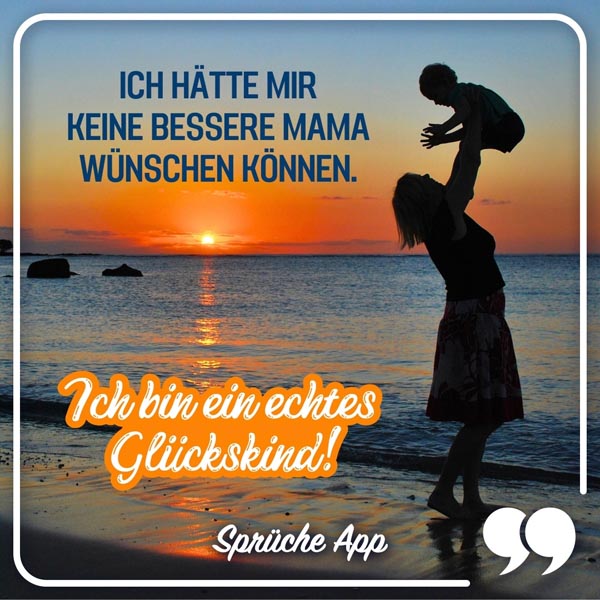 Mama am Strand im Sonnenuntergang, die Kind hochhält mit Spruch: „Ich hätte mir keine bessere Mama wünschen können. Ich bin ein echtes Glückskind!"