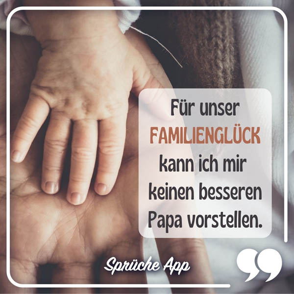 Kinderhand in Hand des Vaters mit Spruch: „Für unser Familienglück kann ich mir keinen besseren Papa vorstellen."