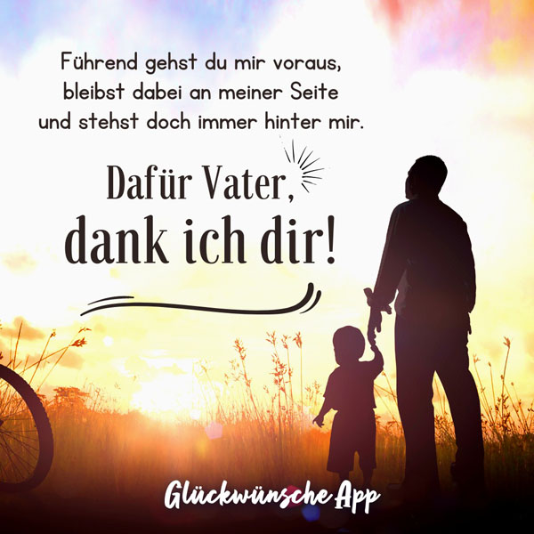 Vater mit kleinem Kind an der Hand im Sonnenuntergang auf einem Feld mit dem Gruß: „Führend gehst du mir voraus, bleibst dabei an meiner Seite und stehst doch immer hinter mir. Dafür Vater, dank ich dir!"