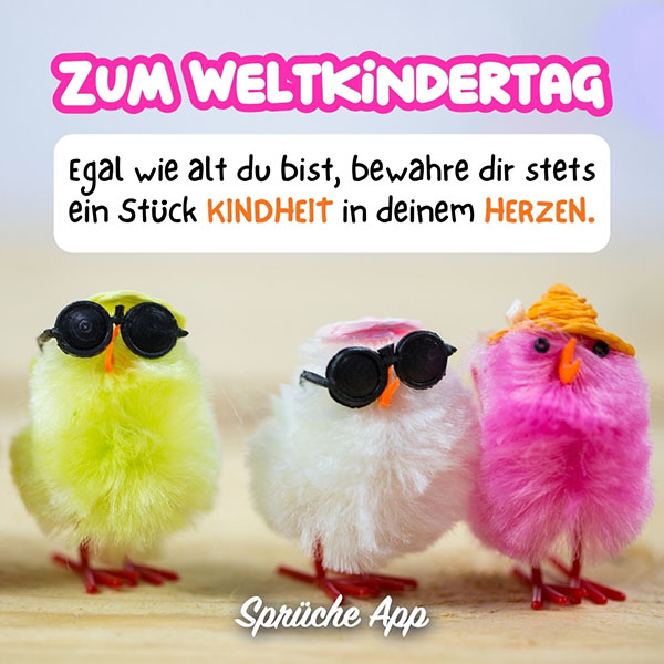 Drei bunte Küken aus Plüsch mit Spruch: „Zum Weltkindertag: Egal wie alt du bist, bewahre dir stets ein Stück Kindheit in deinem Herzen.“