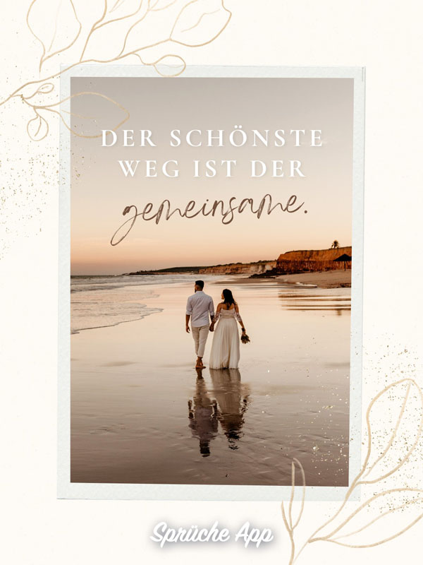 Rückansicht eines frisch verheirateten Paares, das am Strand entlanggeht, mit dem Satz: „Der schönste Weg ist der gemeinsame."